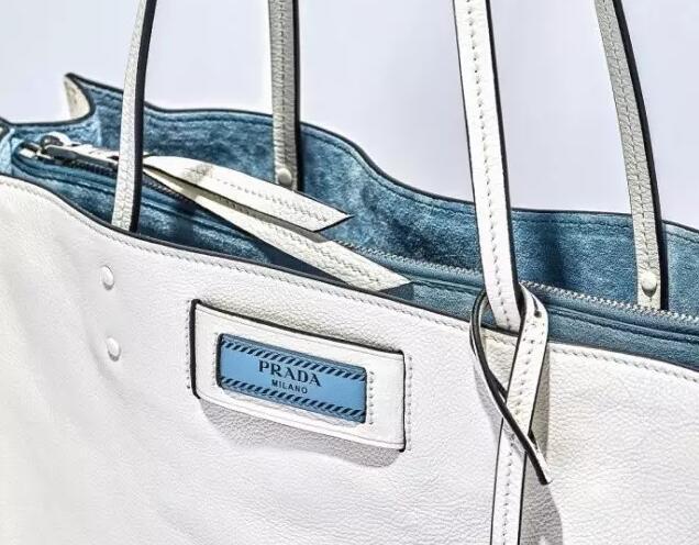 普拉达杀手包中号新款有没有黄色,2020年流行的普拉达包包是什么