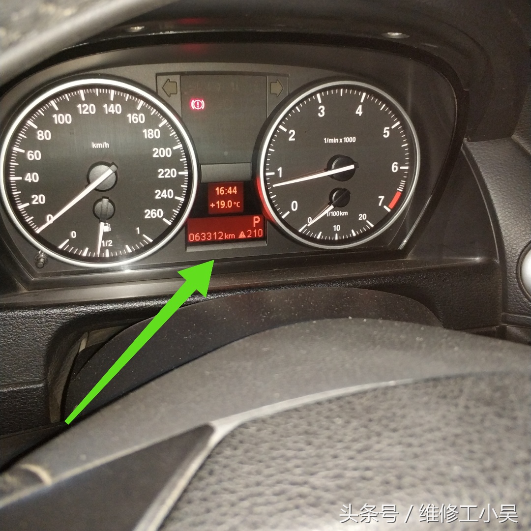 宝马x1汽车刹车时后备箱异响,宝马x1刹车不很灵怎么回事