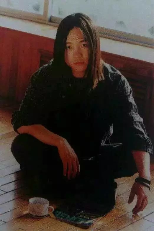 许巍老了多了份沧桑感,许巍是个历经沧桑又怎么样的人