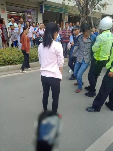 安宁两孩童坠楼案续：嫌疑人当场承认推人两家关系平时要好