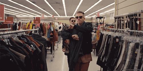 什么地方，开保时捷的爱去，骑车的也爱去，潮人爱去？答对算你赢