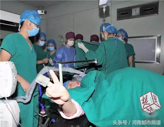 妈妈怀孕了肚子有个裂缝怎么办,孕妇肚子上有妊娠裂纹