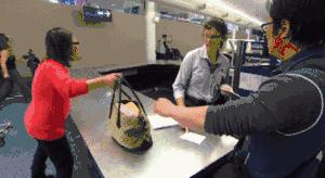 中国大妈出国探望儿子，行李箱被打开的那一刻，所有人都惊呆了！