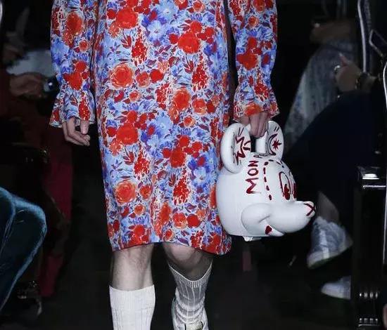 戚薇霸气走秀,唐嫣戚薇机场街拍大全