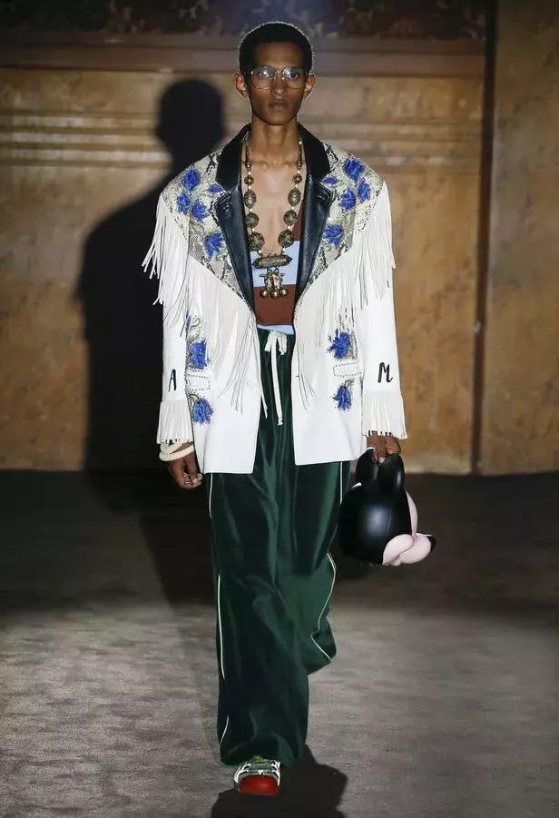 戚薇霸气走秀,唐嫣戚薇机场街拍大全