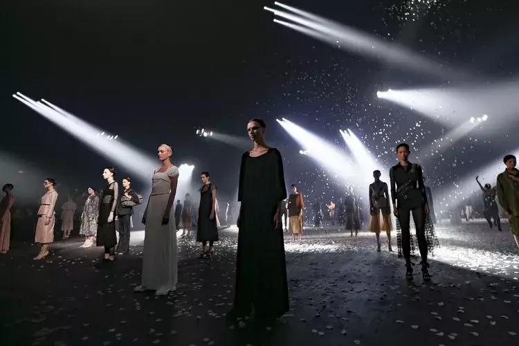 戚薇霸气走秀,唐嫣戚薇机场街拍大全