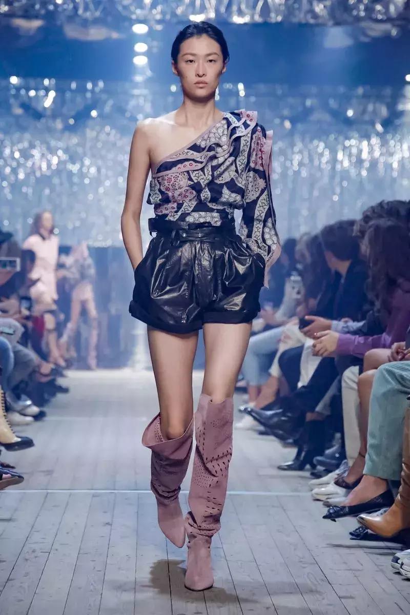 戚薇霸气走秀,唐嫣戚薇机场街拍大全