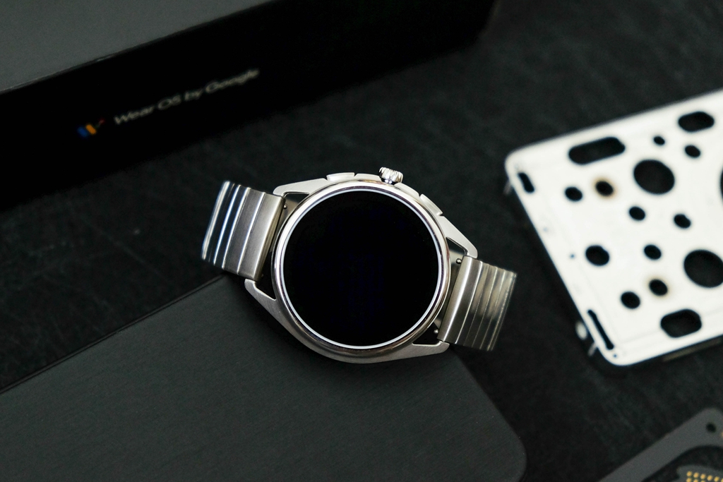 为什么说买阿玛尼手表智商税,苹果手表和阿玛尼哪个好