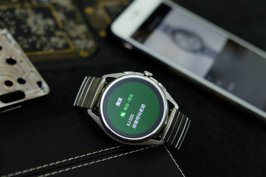 何必花钱买AppleWatch,阿玛尼智能触屏腕表难道不出色?