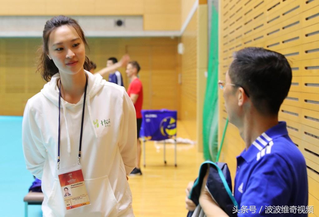 郎平惠若琪魏秋月同框观赛,女排首战告负郎平透露朱婷伤情
