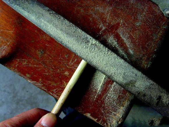 日本人用小竹子做鱼竿去小沟钓鱼,钓鱼人手工制作竹子鱼竿