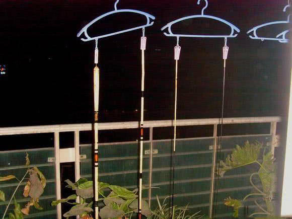 日本人用小竹子做鱼竿去小沟钓鱼,钓鱼人手工制作竹子鱼竿