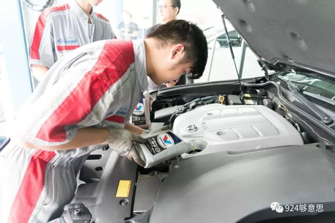 看到BoBoYoyo这样洗车和换机油，小肥肥瞬间凌乱了……