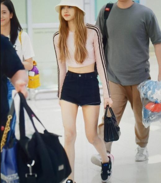 lisa穿搭韩国,lisa最出圈的十大穿搭