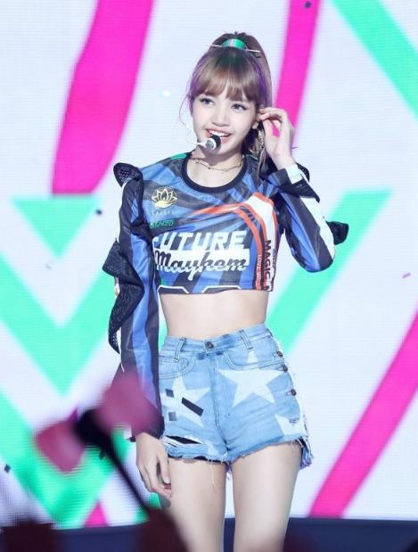lisa穿搭韩国,lisa最出圈的十大穿搭