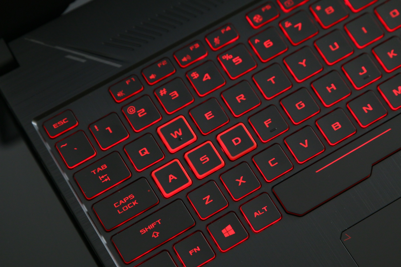 华硕飞行堡垒6评测,玩游戏要游戏本还是台式电脑