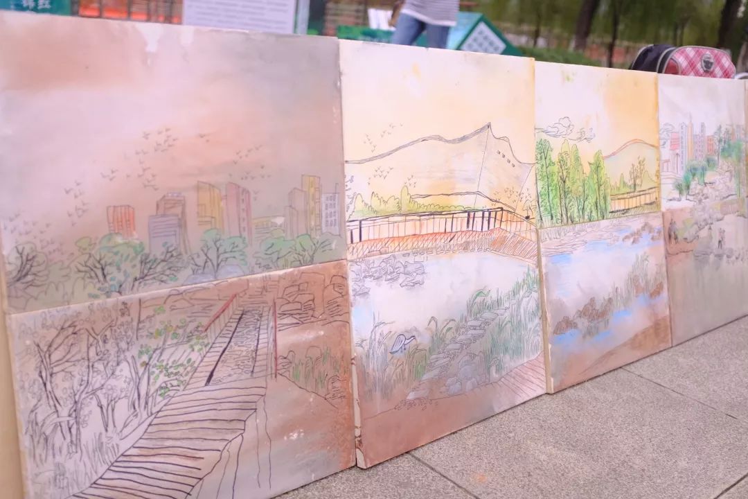 绿·道——天府绿道采风写生作品展巡展亮相锦城湖，小朋友们写生忙
