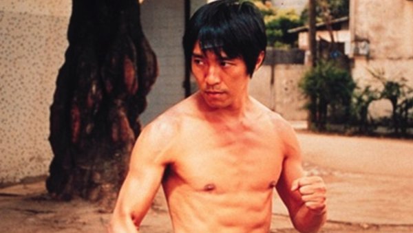 他们被称为“广州三怪杰”，同演《少林足球》，只有他一人红了