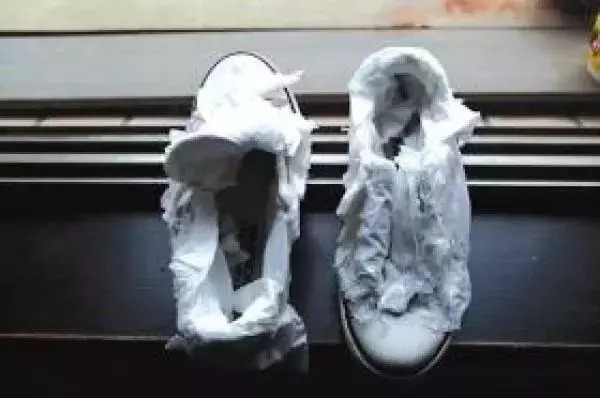 鞋子发黄发霉怎么变白生活小妙招,鞋子发霉了怎么洗掉黑点