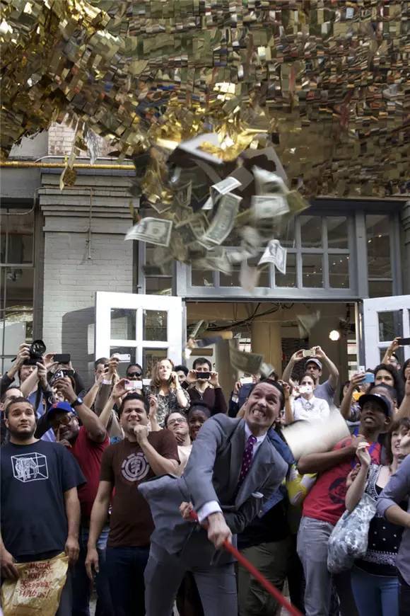 到底发生了什么？他把12个前女友都做成了高跟鞋？到底是真的假的