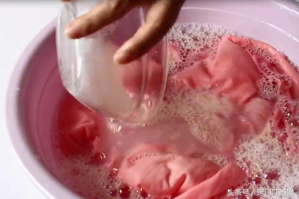 白醋洗衣粉泡发黄的衣服,衣服发黄难清洗只需撒点它