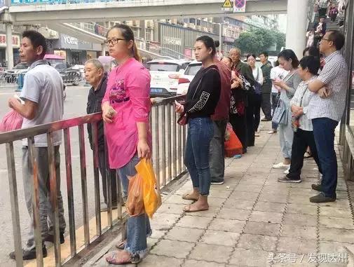 我在达州早高峰的公交车上,遇见了真正的勇士!