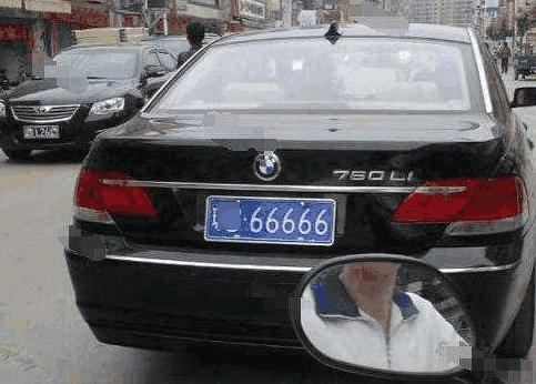 上海这辆劳斯莱斯堪称车界扛把子，交警看了也绕道：这车牌惹不起