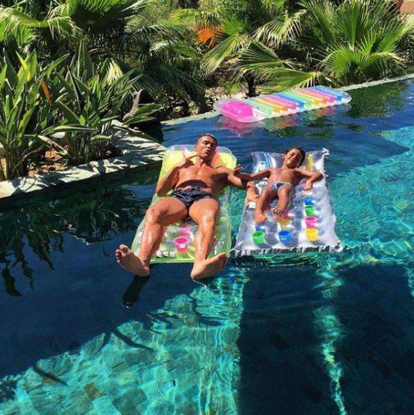 c罗从贫民窟到亿万豪宅,c罗在迪拜的豪宅