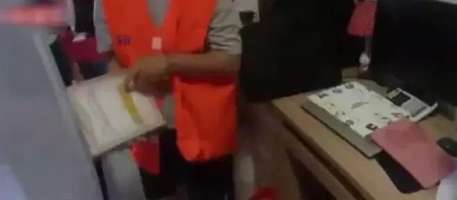 女同事突然狂买奢侈品！老板怒了，曾给她卡里打了这么多钱……