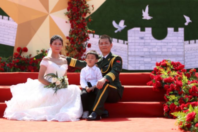 军旗为证，战友为媒：你嫁给爱情的样子，真美！