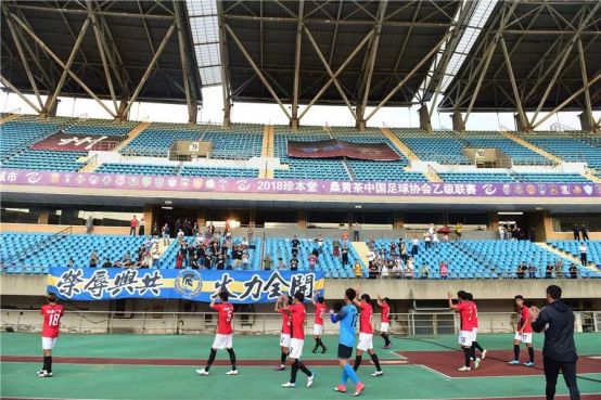 这场足球赛非常精彩的英语,这场足球比赛将持续两个小时英语