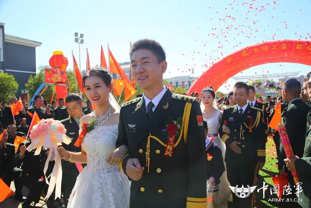 军旗为证，战友为媒：你嫁给爱情的样子，真美！