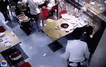 带孩子去外面吃饭应该坐哪里,带孩子外面吃饭怎么样才不玩手机