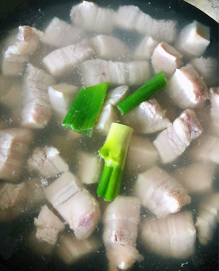 放腐乳的红烧肉和炒糖色的区别,桂花红烧肉和腐乳红烧肉哪个好吃