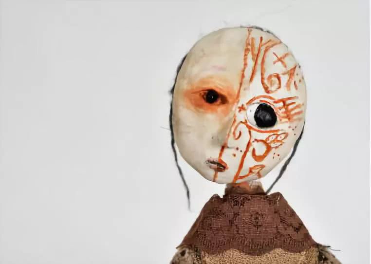 孩子用盒子建造废弃城市在家里,12岁男孩自己捡破烂