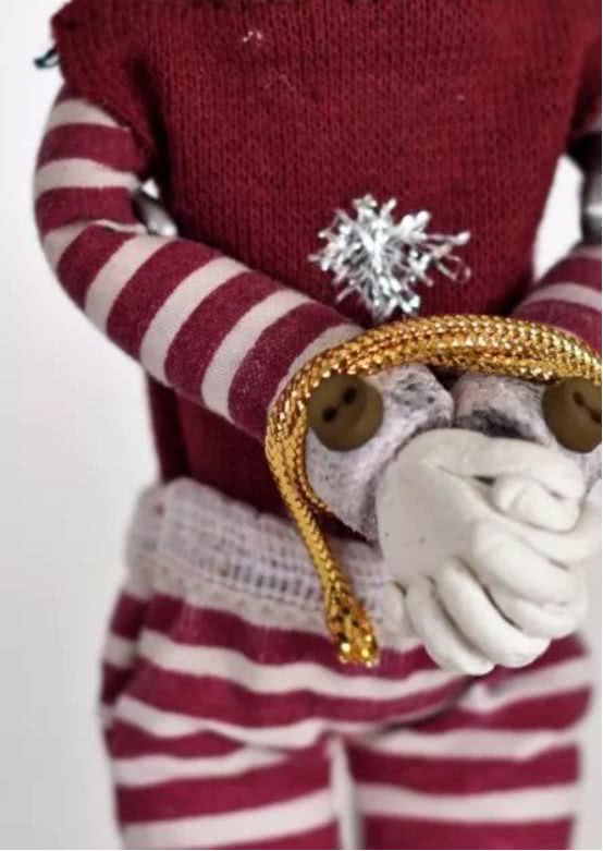 孩子用盒子建造废弃城市在家里,12岁男孩自己捡破烂