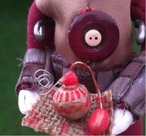 孩子用盒子建造废弃城市在家里,12岁男孩自己捡破烂