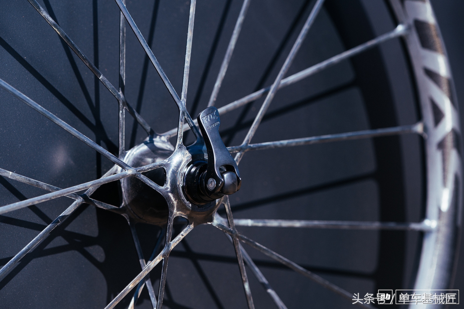 碳纤维轮组和碳辐条轮组,碳纤维轮组辐条张力不够会怎么样