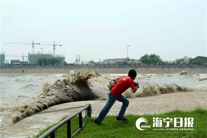 拍钱塘江大潮遭巨浪瞬间吞没,为了拍照被潮水冲走身亡