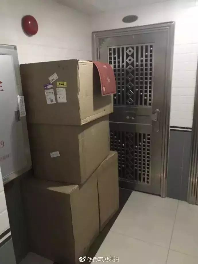 灏忓摜鍝ュ湪缃戜笂涔版満鍣ㄤ汉濂冲弸,灏忎紮缃戣喘鍏呮皵濂冲弸琚伔