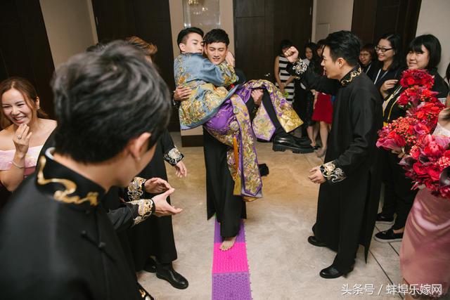 结婚接亲伴郎伴娘游戏搞笑名场面,接亲整蛊新郎的游戏是怎么玩的啊