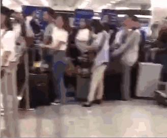 再见了，代购！再见了，微商！机场抓了100多人，男子当场下跪……