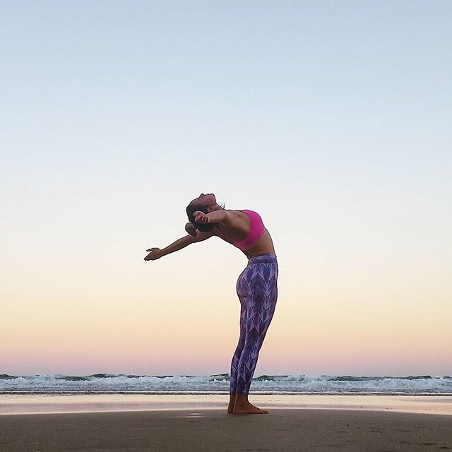 瑜伽每天必练臀部胸部,瑜伽后弯3个体式图片