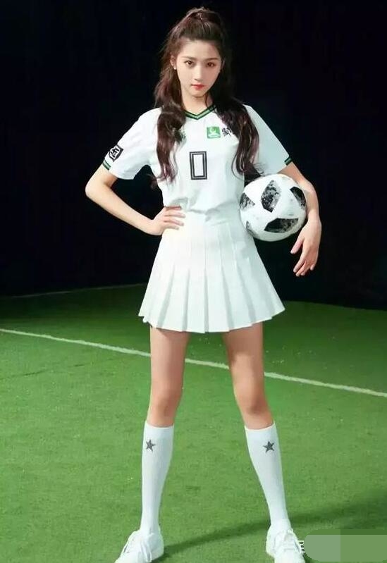 杨幂和关晓彤同穿足球袜,杨幂关晓彤腿型