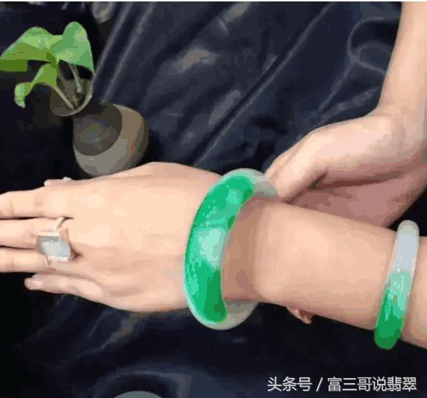 翡翠手镯圈口大点好还是小点好,翡翠手镯要买多大圈口合适