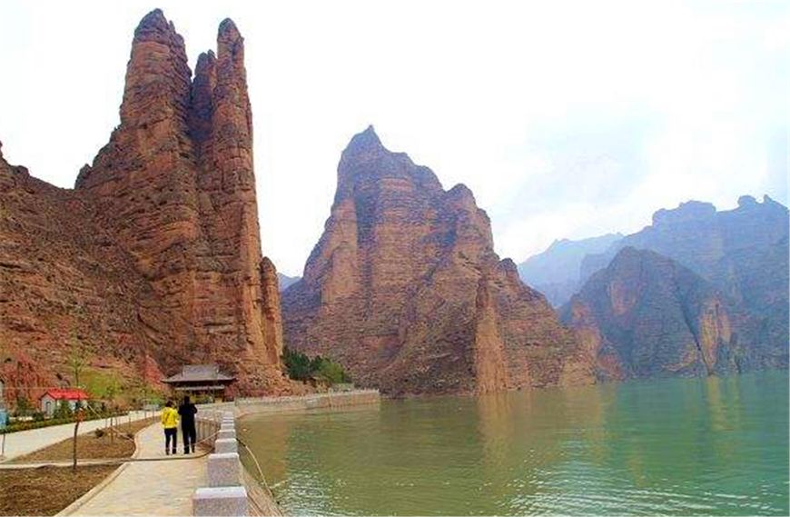 有座城市很有特色，像根黄瓜，主城区长一百公里，最窄处仅四公里