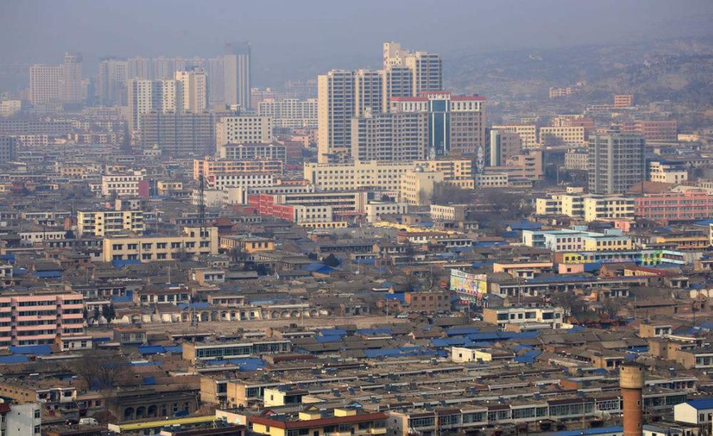 藏在小县城的大生意,欲成霸业必先与泥土为伴