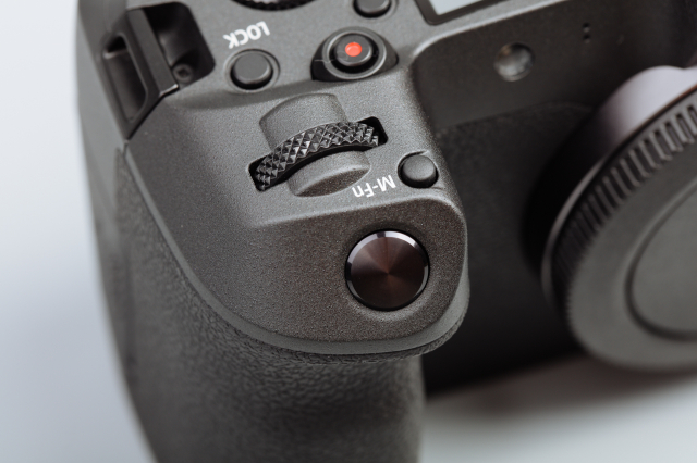 佳能专微电池续航好吗,佳能高感升级