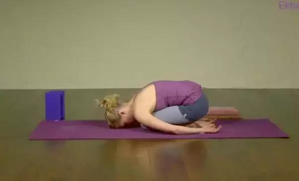 瑜伽跪变躺正确姿势,瑜伽跪球训练