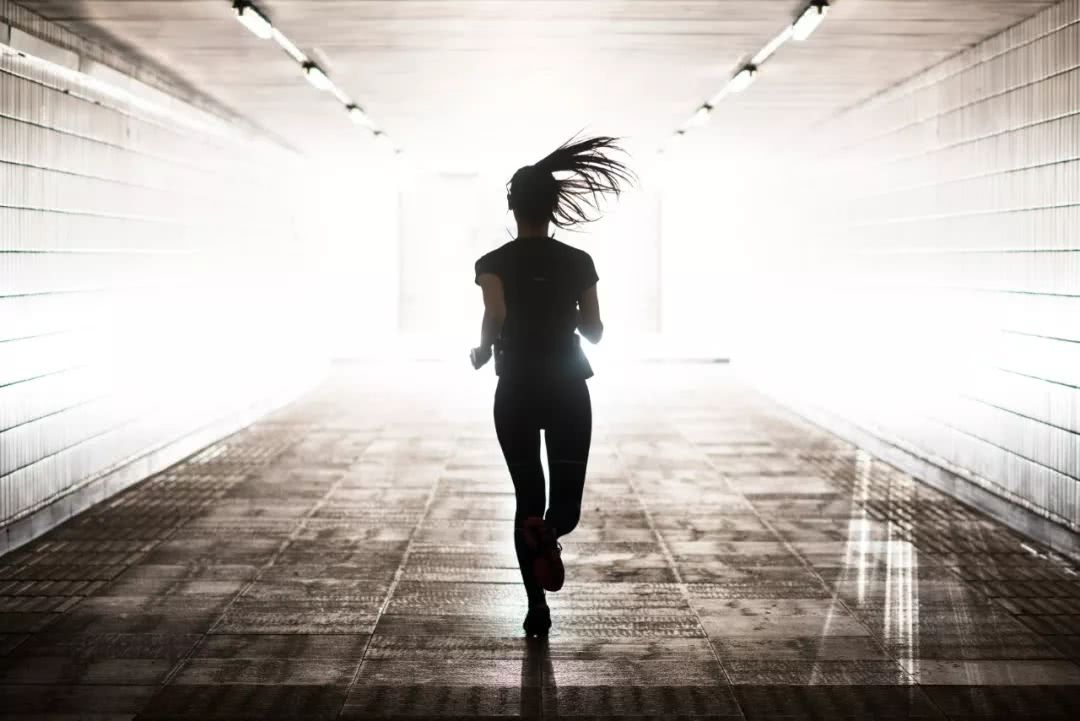 沿着42.195公里的跑道，她们奔向生活的远方